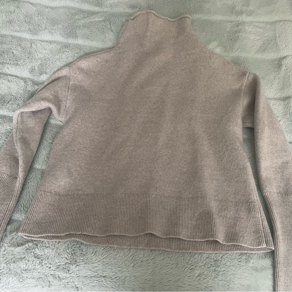 Aritzia Wilfred Cyprie turtleneck light grey sweater italian yarn XXS. Now XXXS - Picture 2 of 3